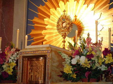 tabernacle-and-monstrance.jpg (480×360)